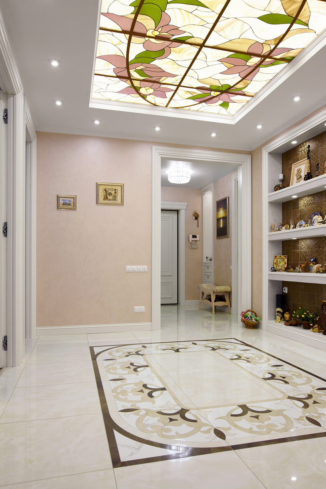 Готовый интерьер прихожей в квартире на Мытной после ремонта