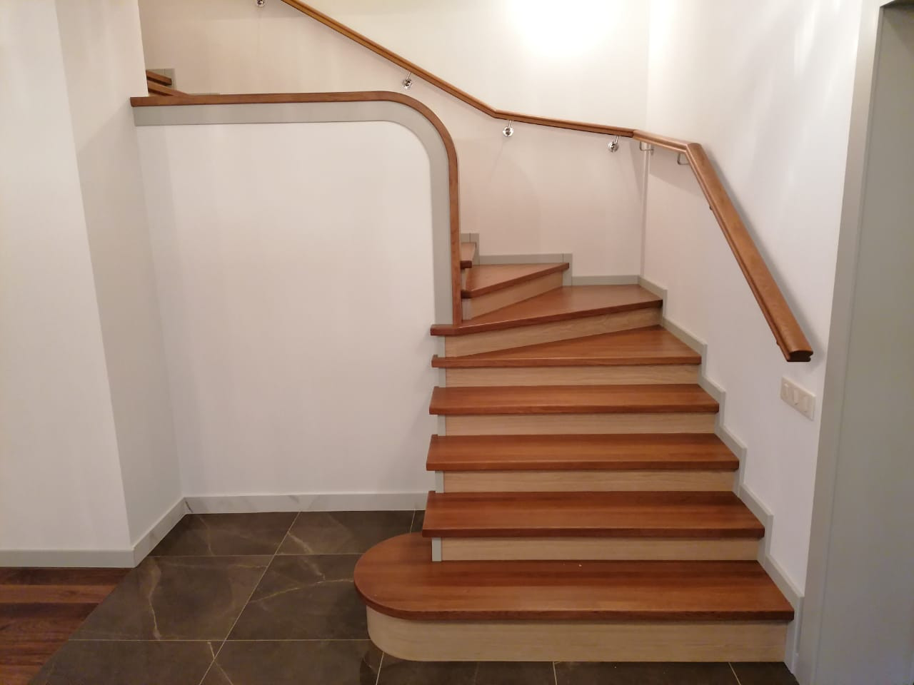 Облицовка лестницы между стен