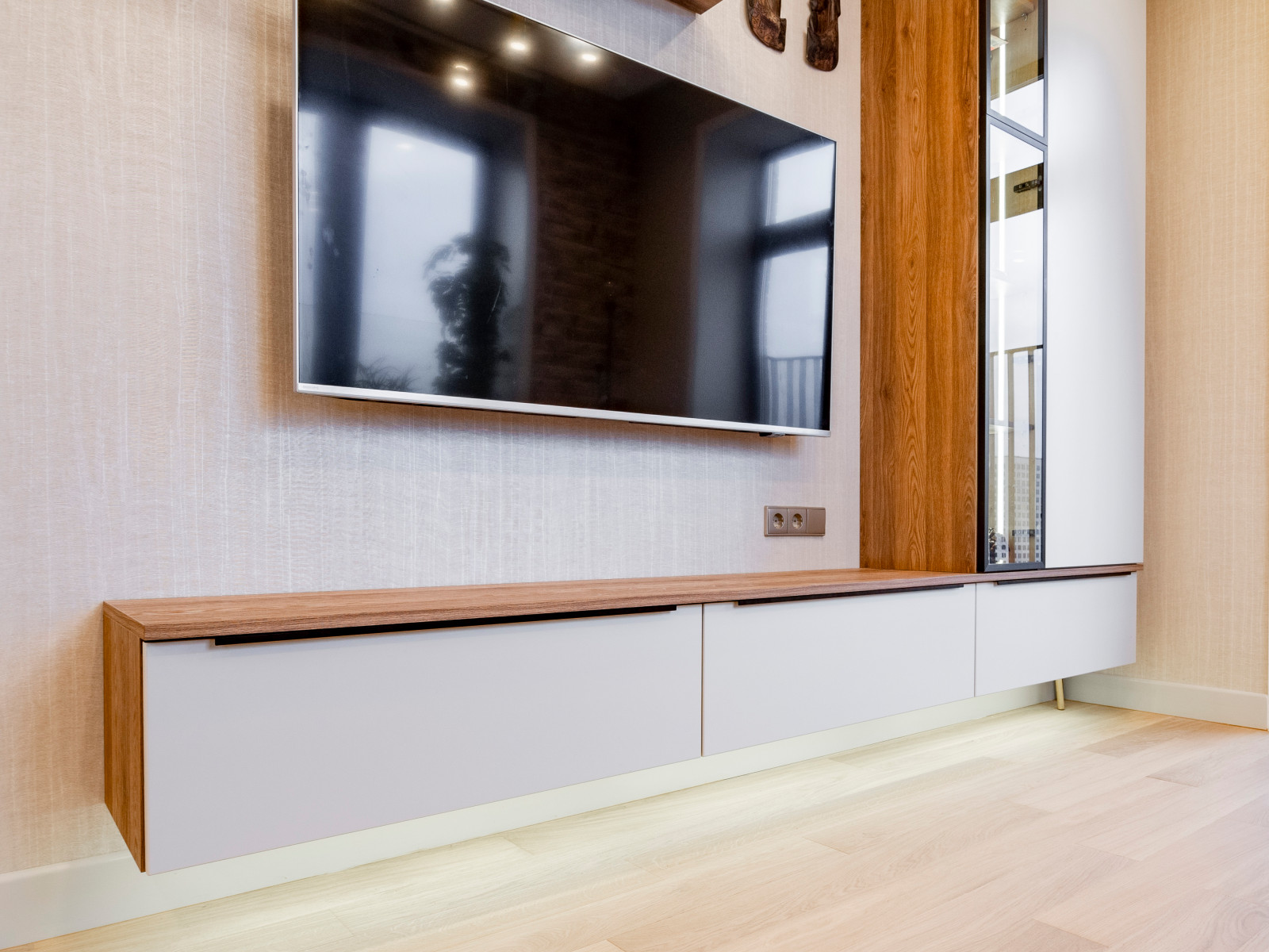 Кухня в минималистичном стиле и оформление ТВ-зоны