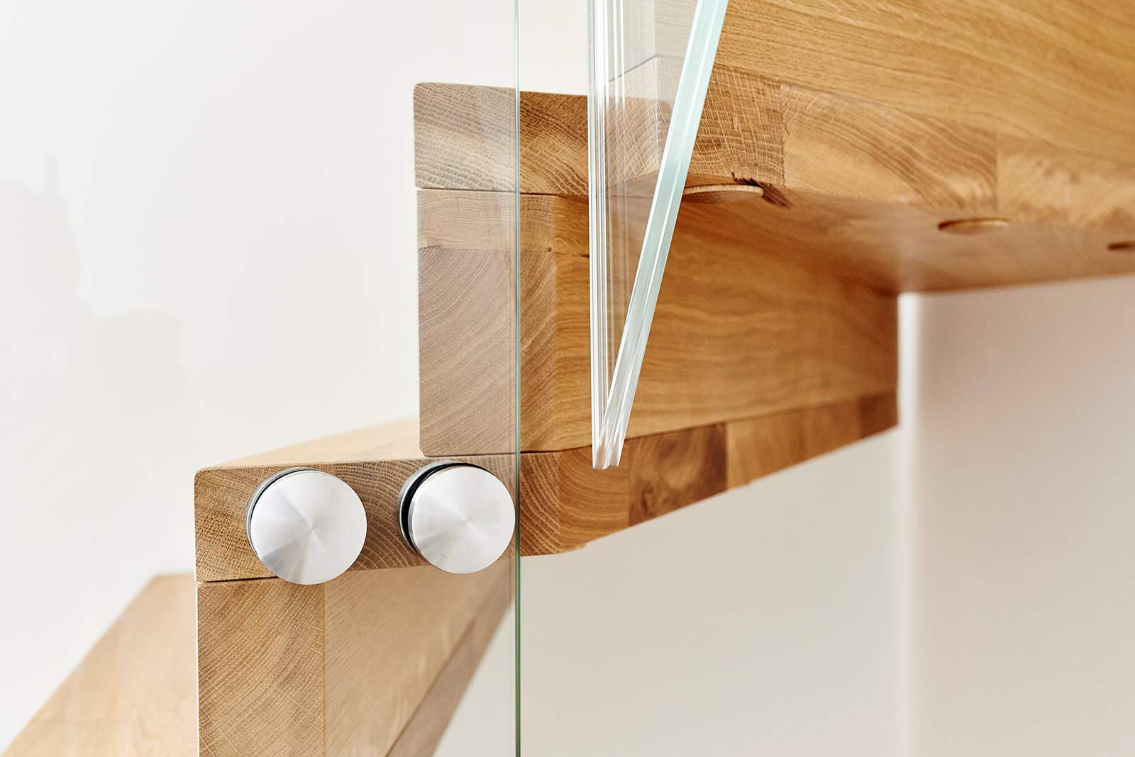 Дубовая лестница со стеклянным ограждением