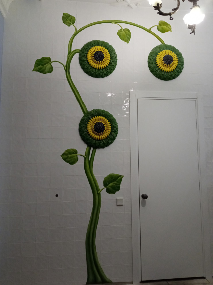 Рельефно-живописное панно в холле квартиры