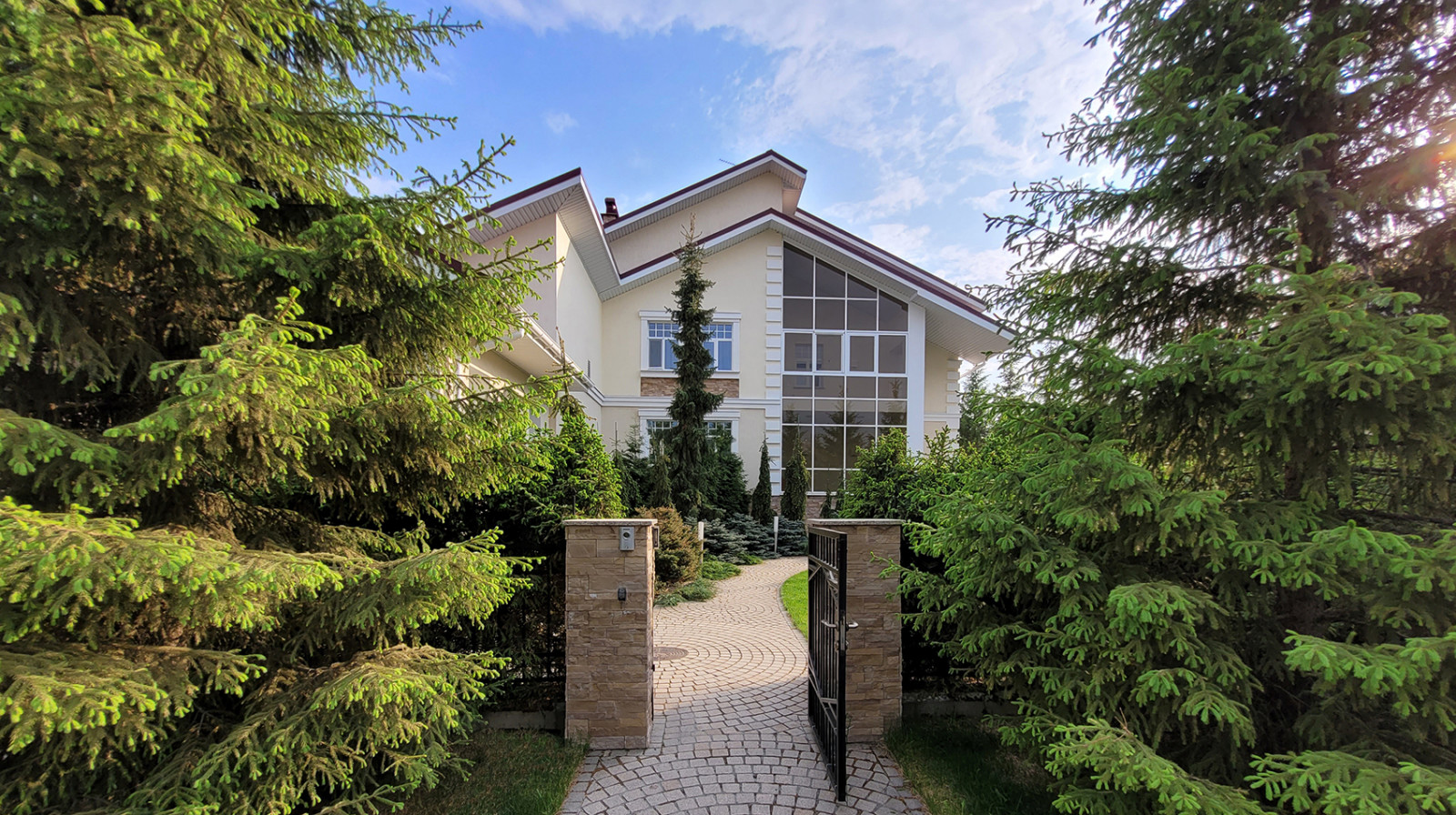 Сад с геометричным водоемом