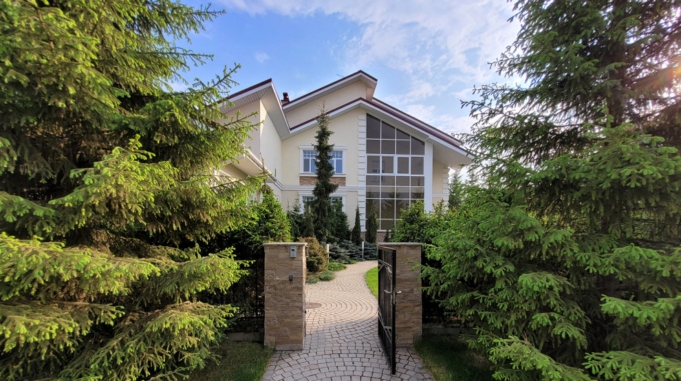 Сад с геометричным водоемом