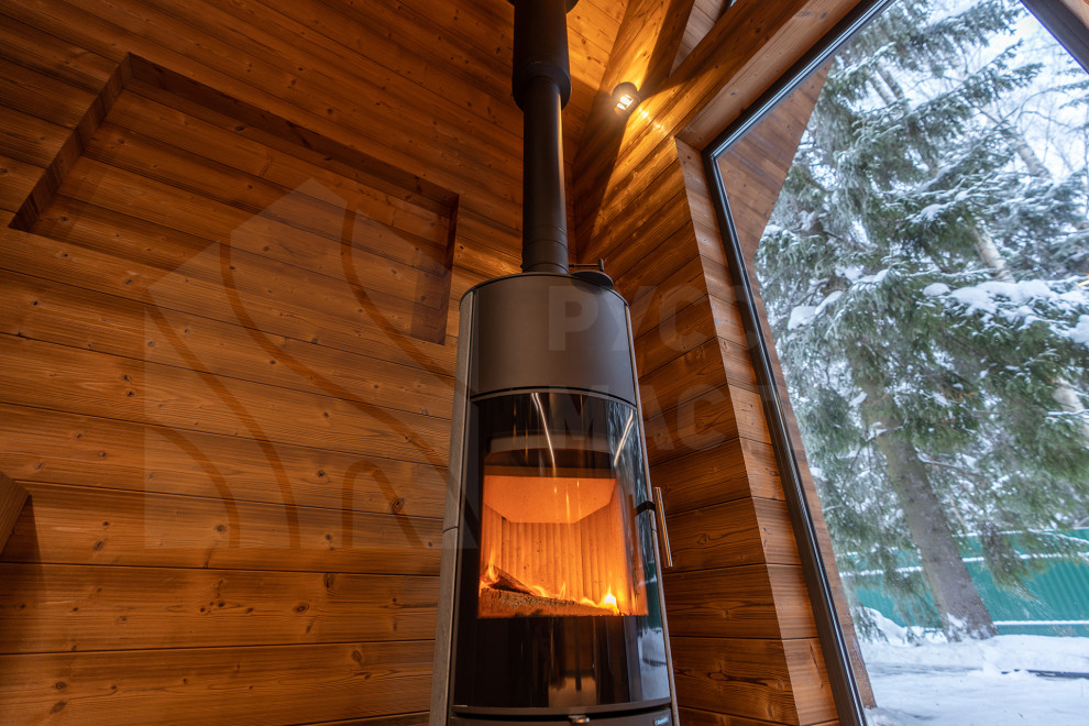 Современная баня в стиле барнхаус с отделкой из амбарной доски и доски Шале