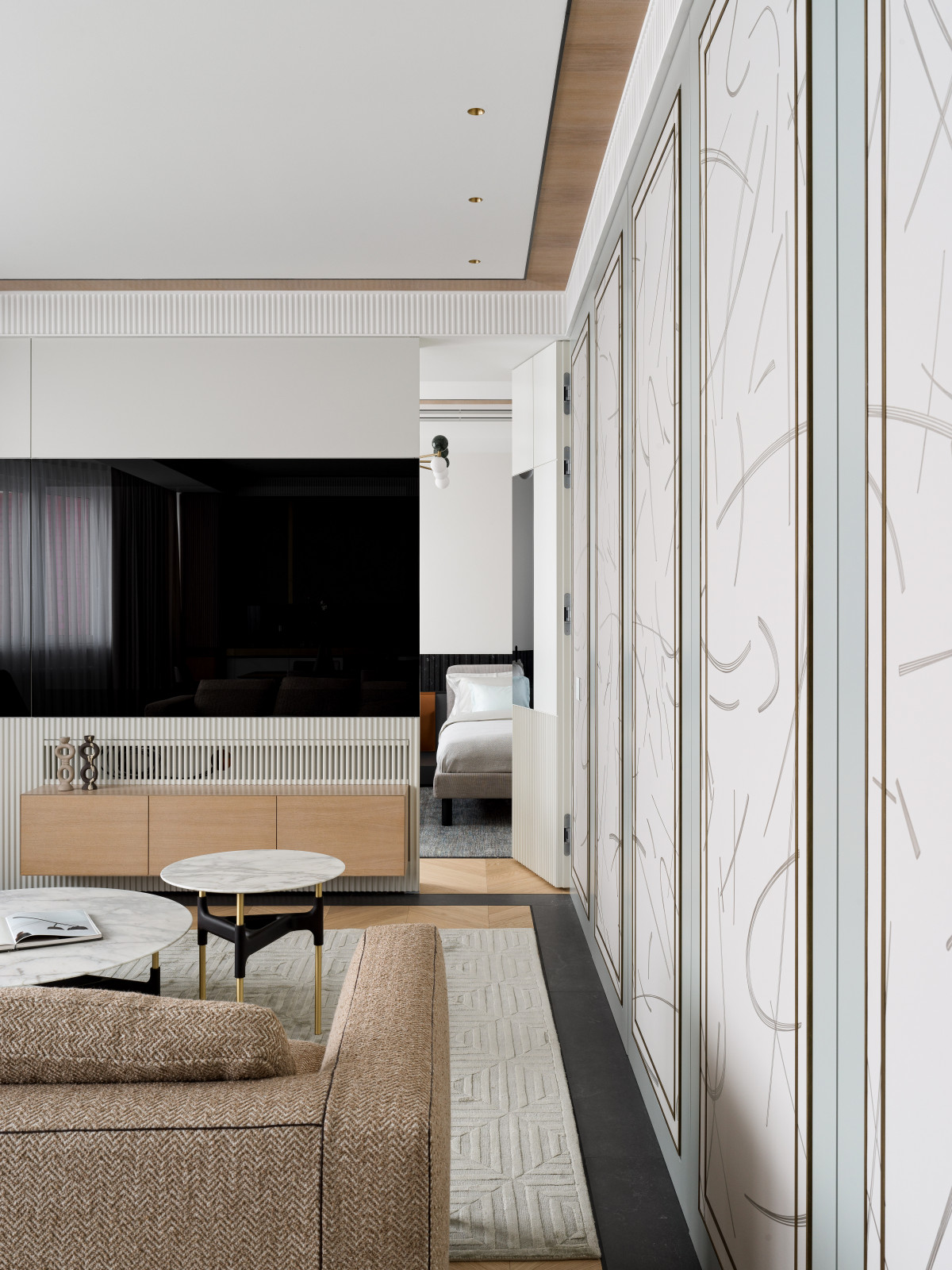 Встроенный телевизор со скрытой дверью