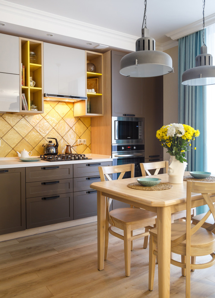 Разноцветная двухкомнатная квартира для девушки, которая любит вязать.