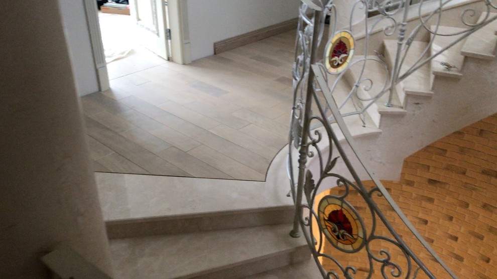 Винтовая лестница из мрамора Крема Марфил