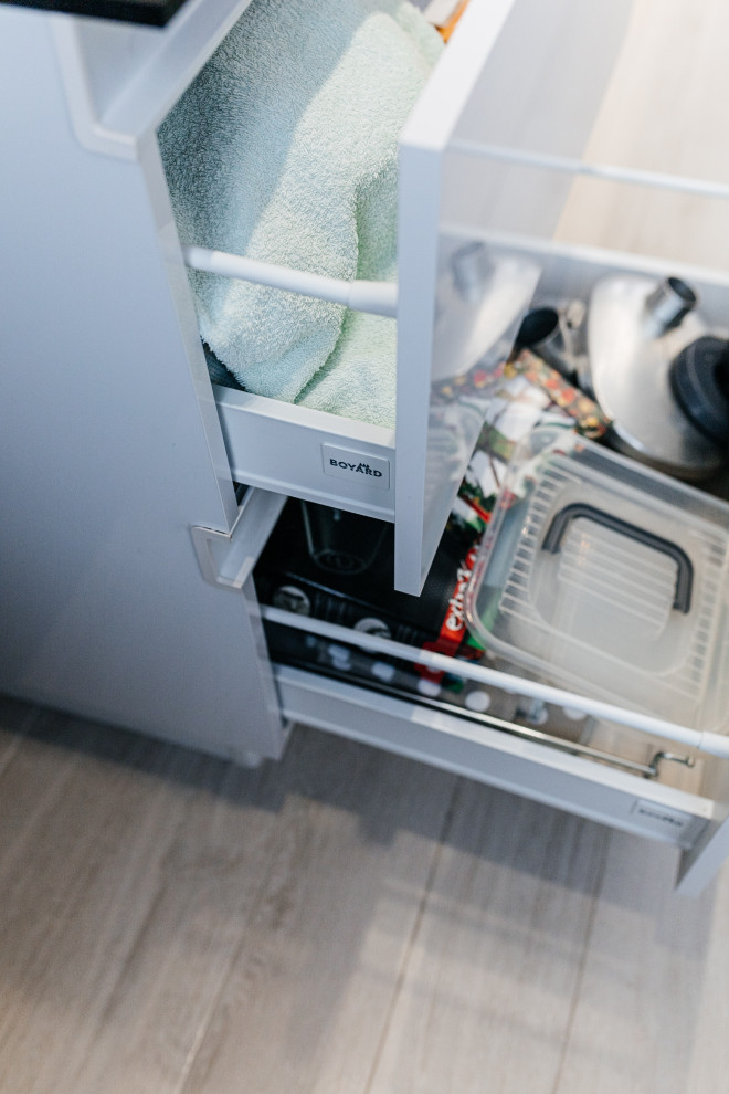 Угловая кухня с фасадами Fenix