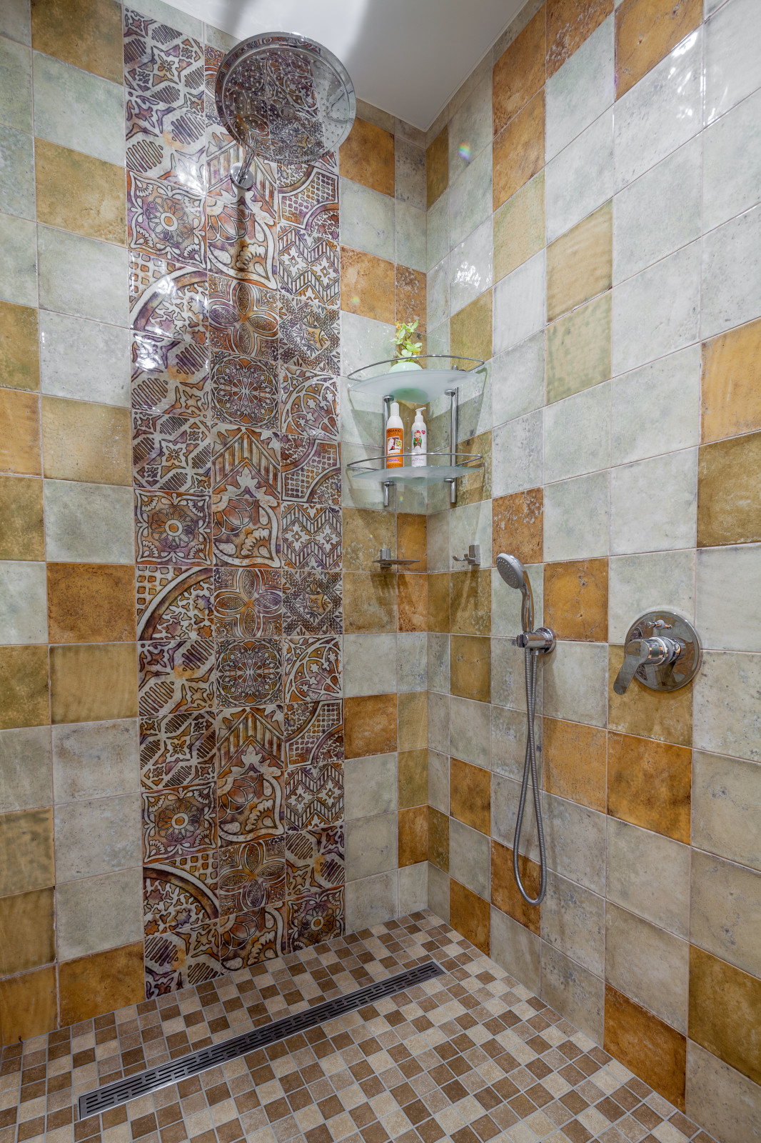 Двухэтажный дом с цокольным этажом и мансардой