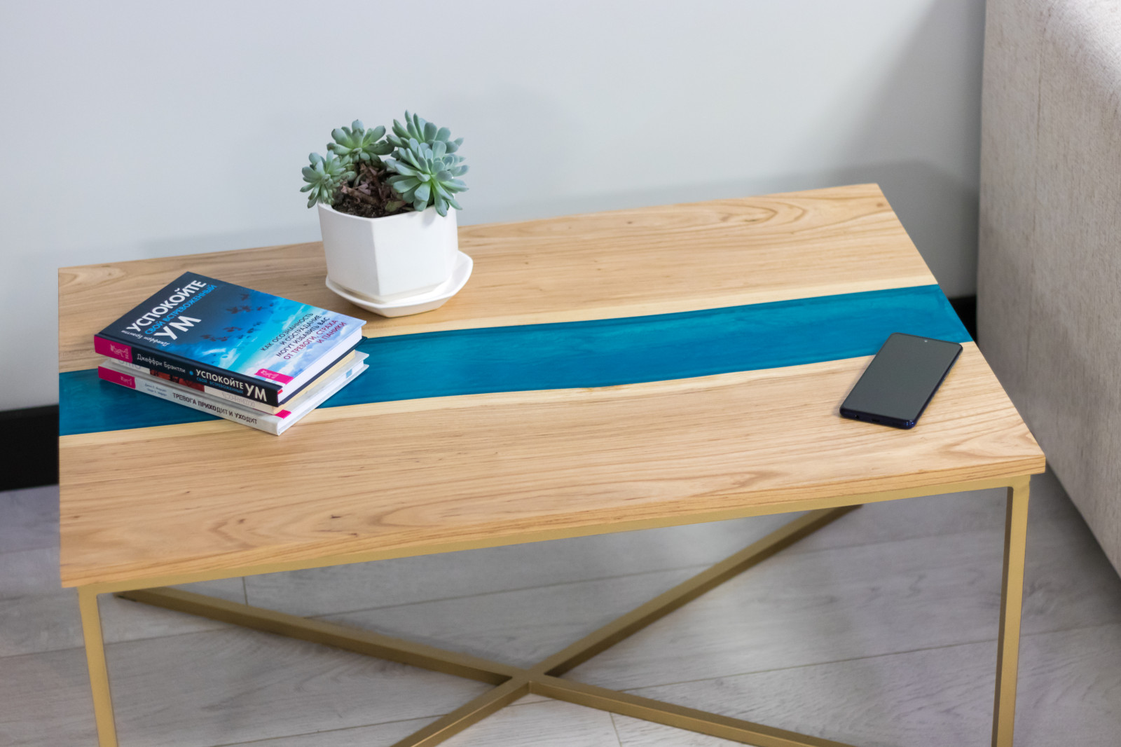 Журнальный столик в гостиную