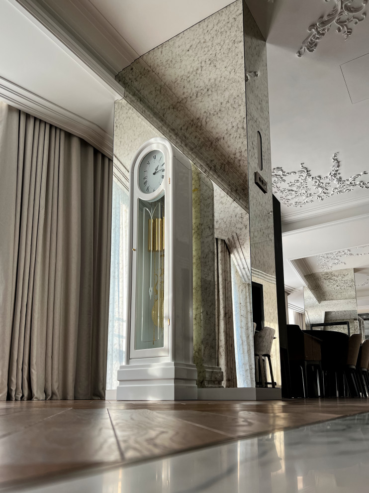 Зеркальные колонны из состаренного зеркала в шикарной гостиной