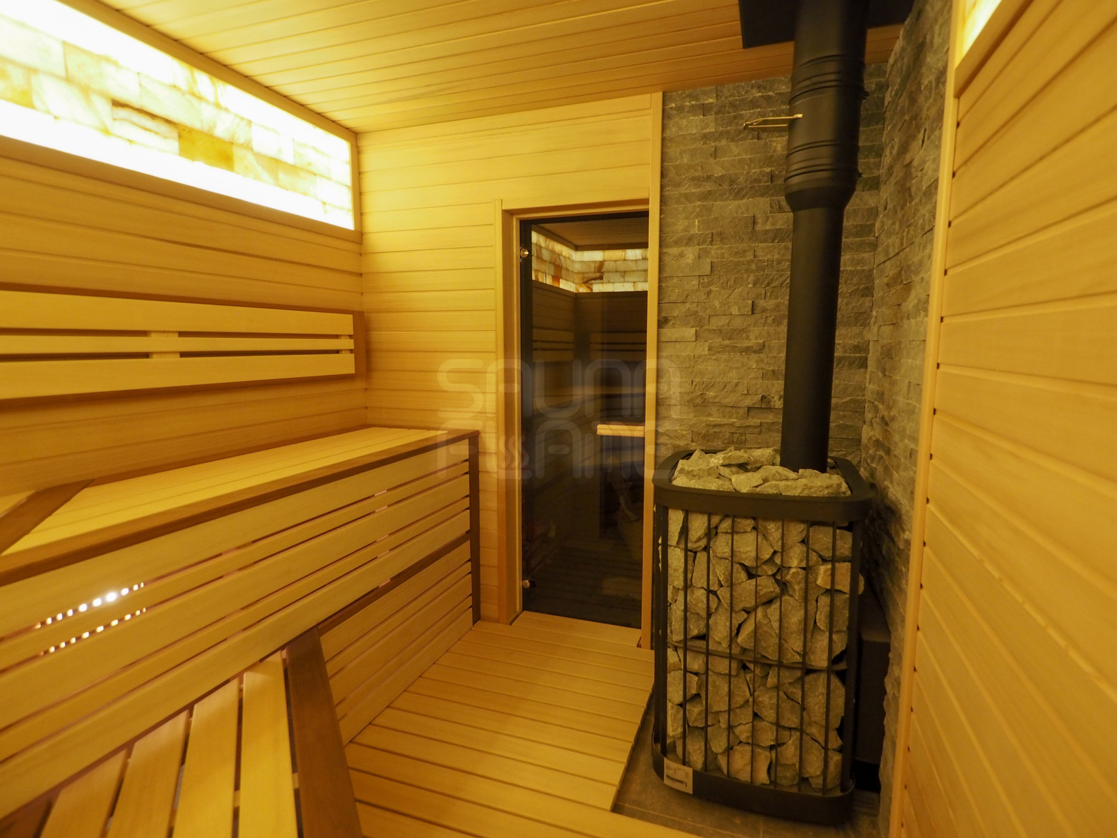 Сауна с соляным панно