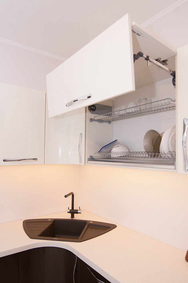 Кухня с фасадами темно-шоколадного цвета