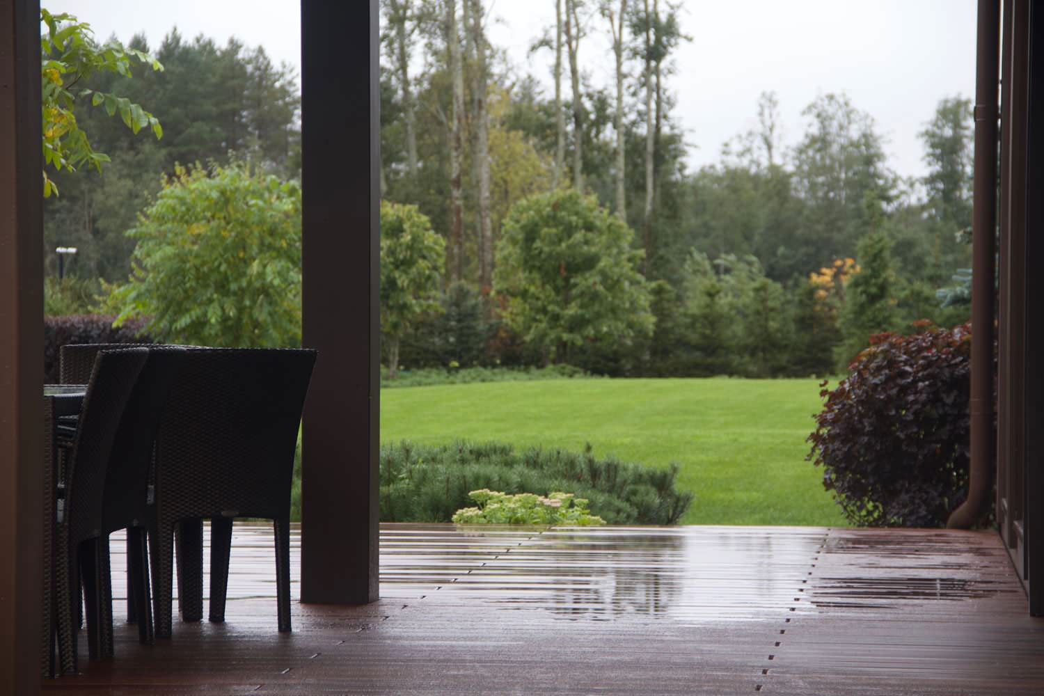 Большой дом на высоком берегу реки