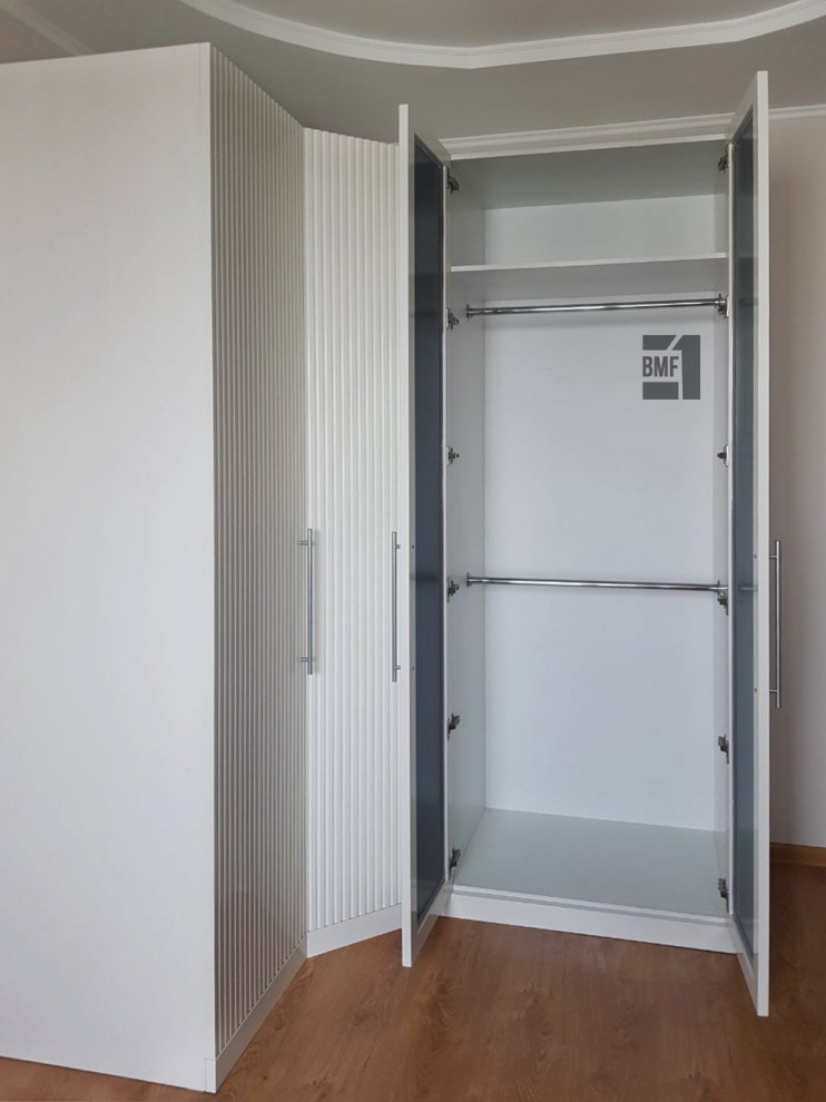 Угловой шкаф для радиусной стены