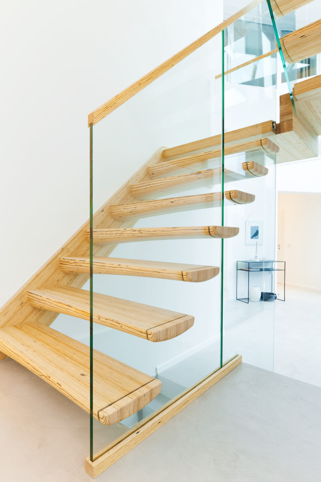 Консольная лестница из БауБухе со стеклянным ограждением