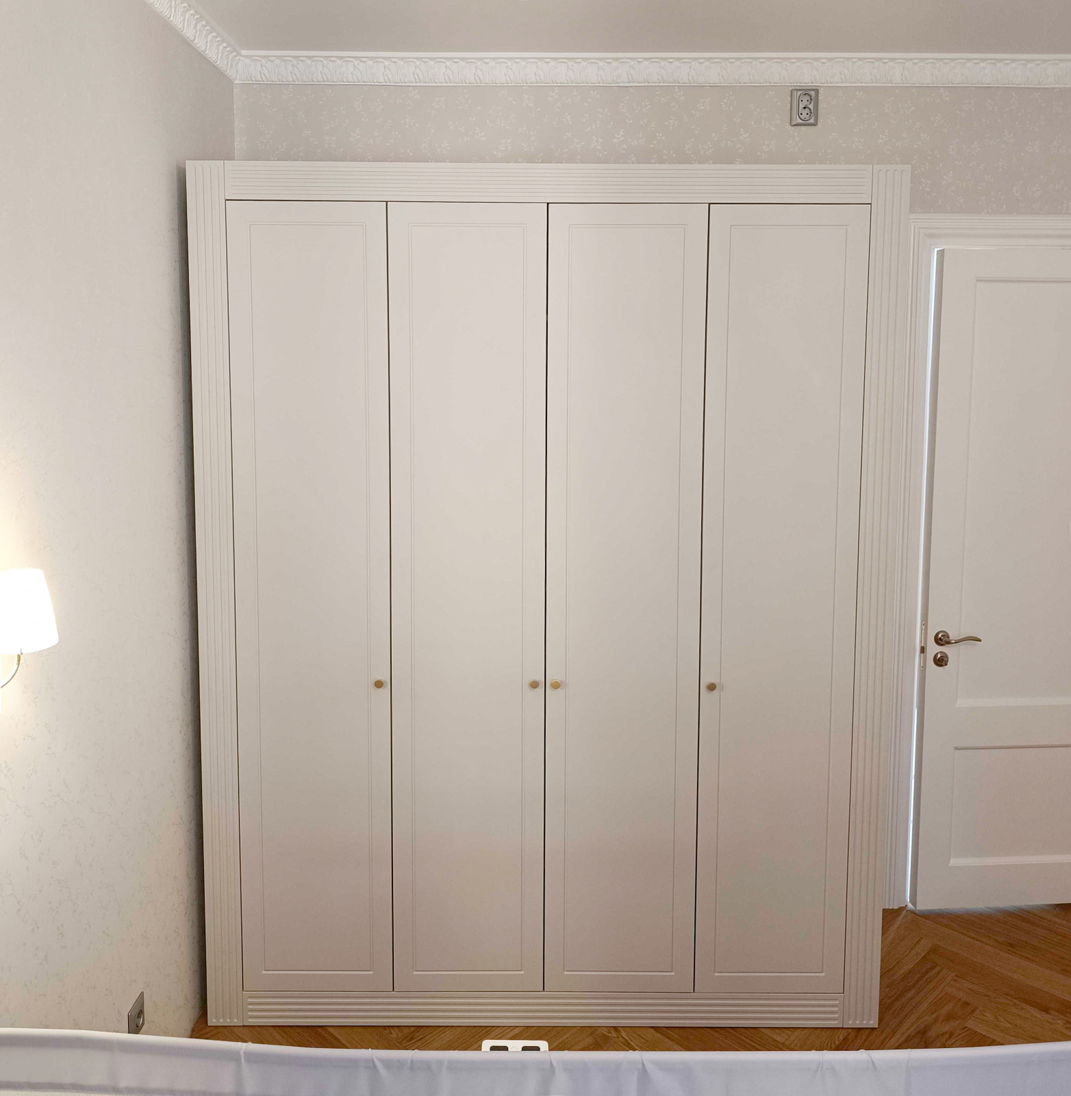 Распашные шкафы