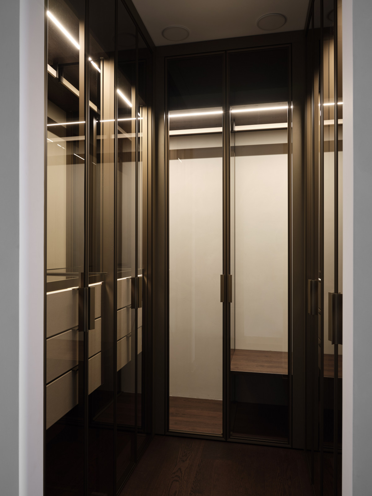 Обложка проекта: Стеклянная гардеробная система