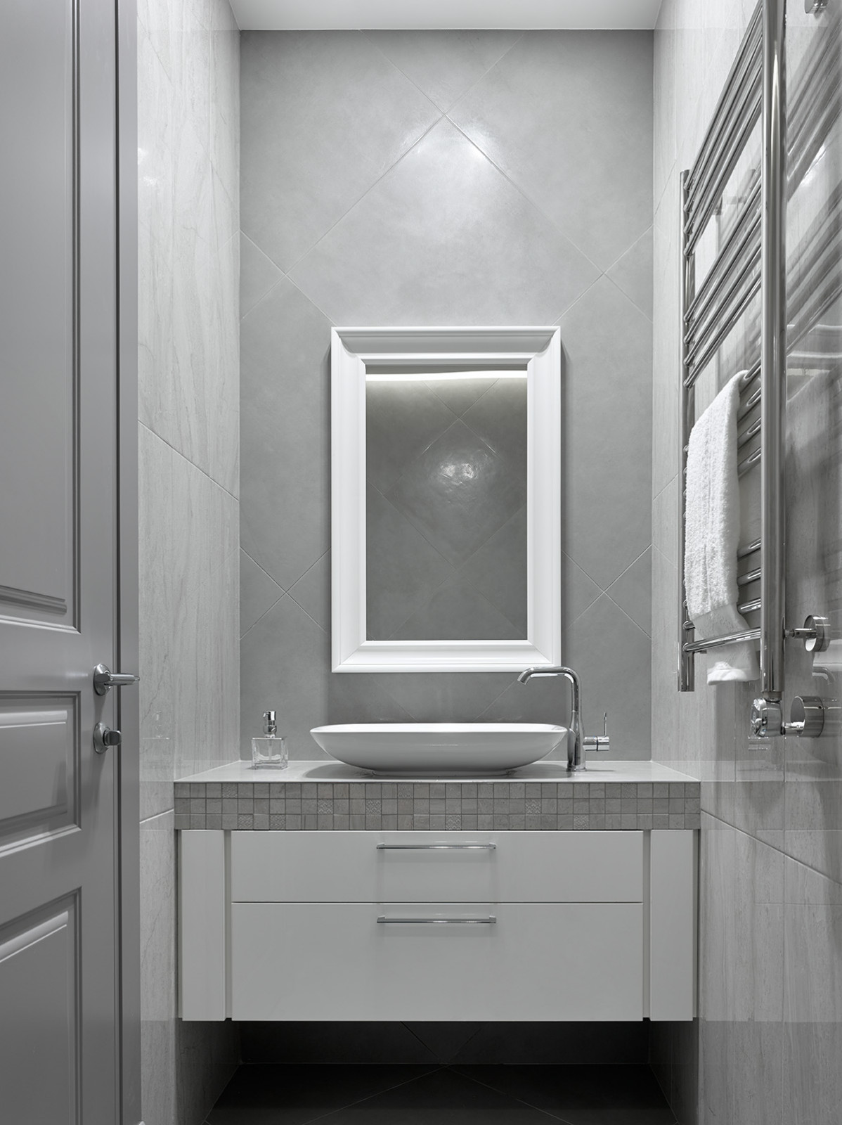 Черно-белая квартира с цветочной спальней