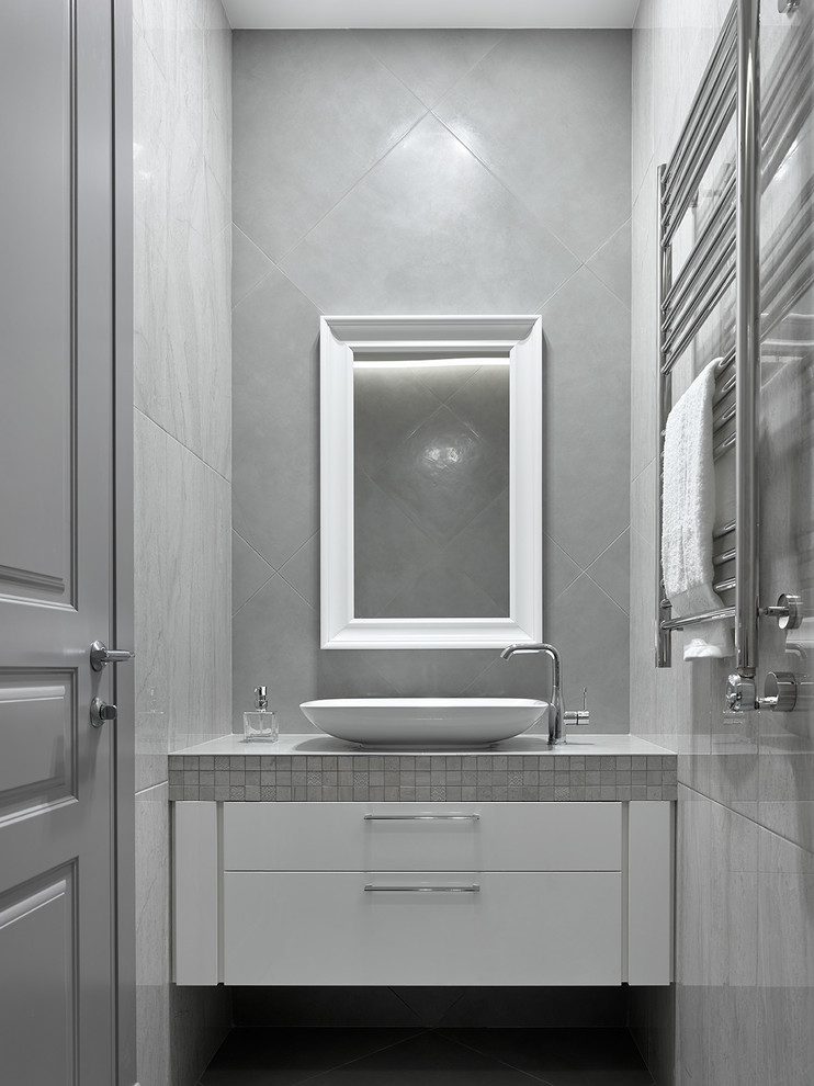 Черно-белая квартира с цветочной спальней