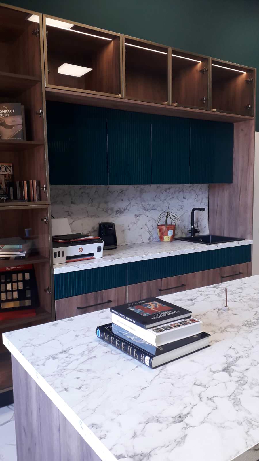 Кухня с окнами на запад