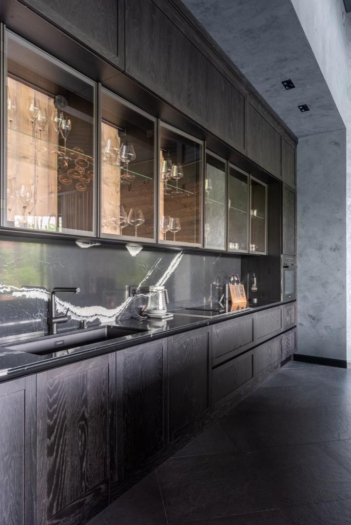 Cambria Mersey. Столешница и кухонный остров. Интерьер в темных тонах