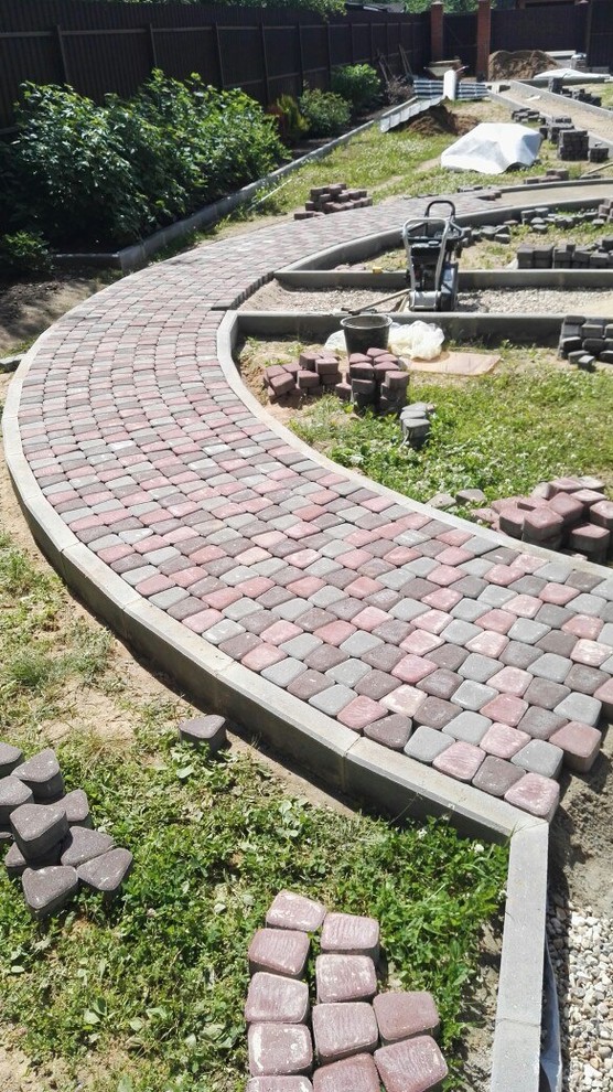 Нахабино - мощение тротуарной плиткой.