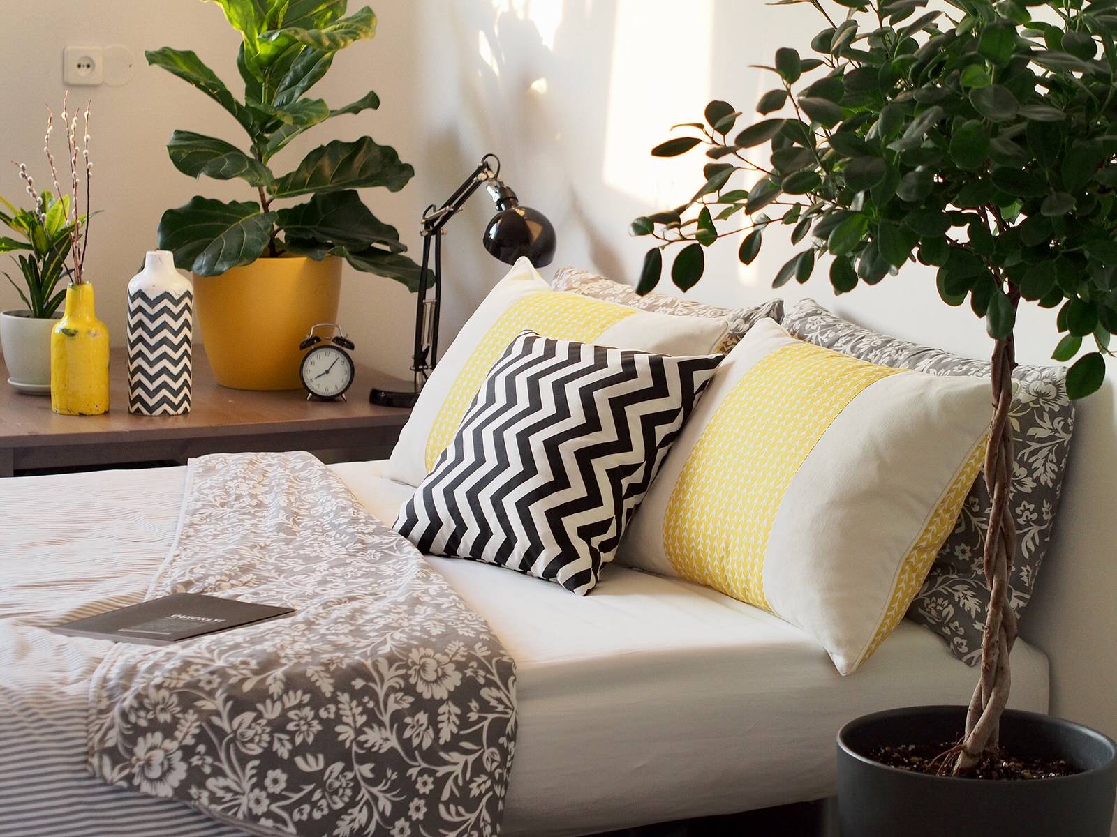 Спальня с желтыми акцентами для молодой пары