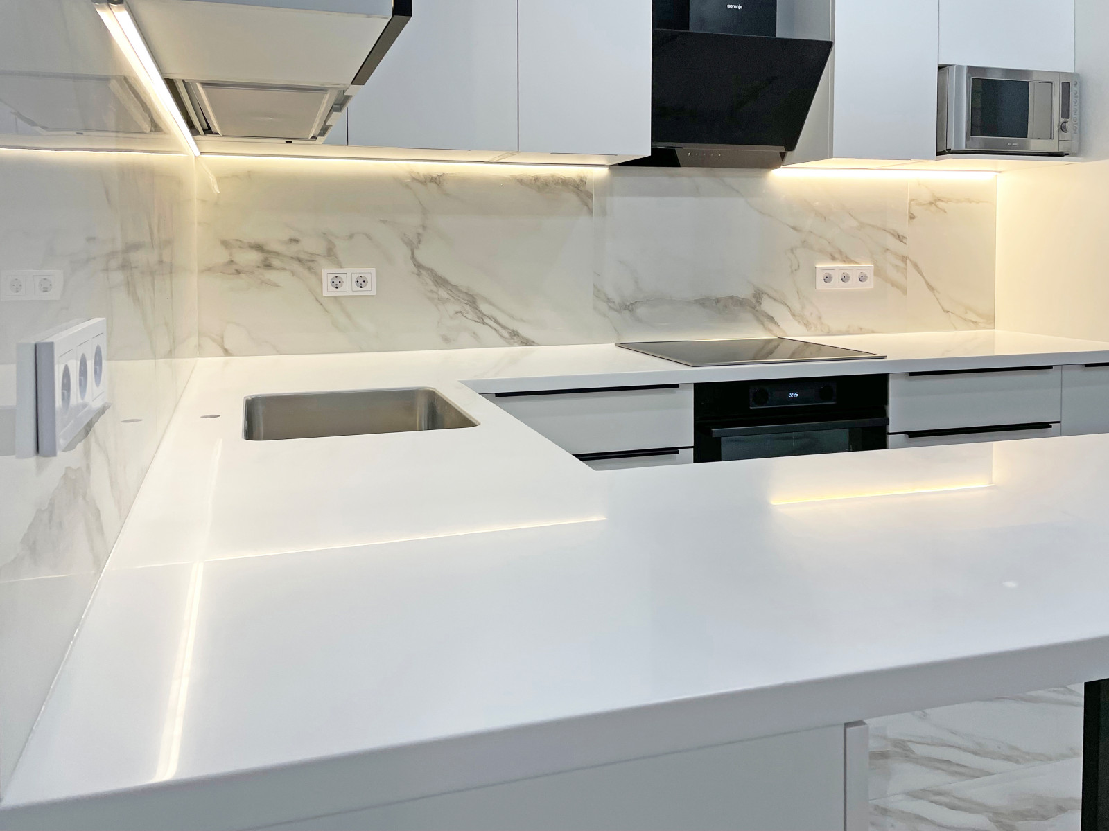 Стильная кухня с белыми фасадами Кристайл супер мат