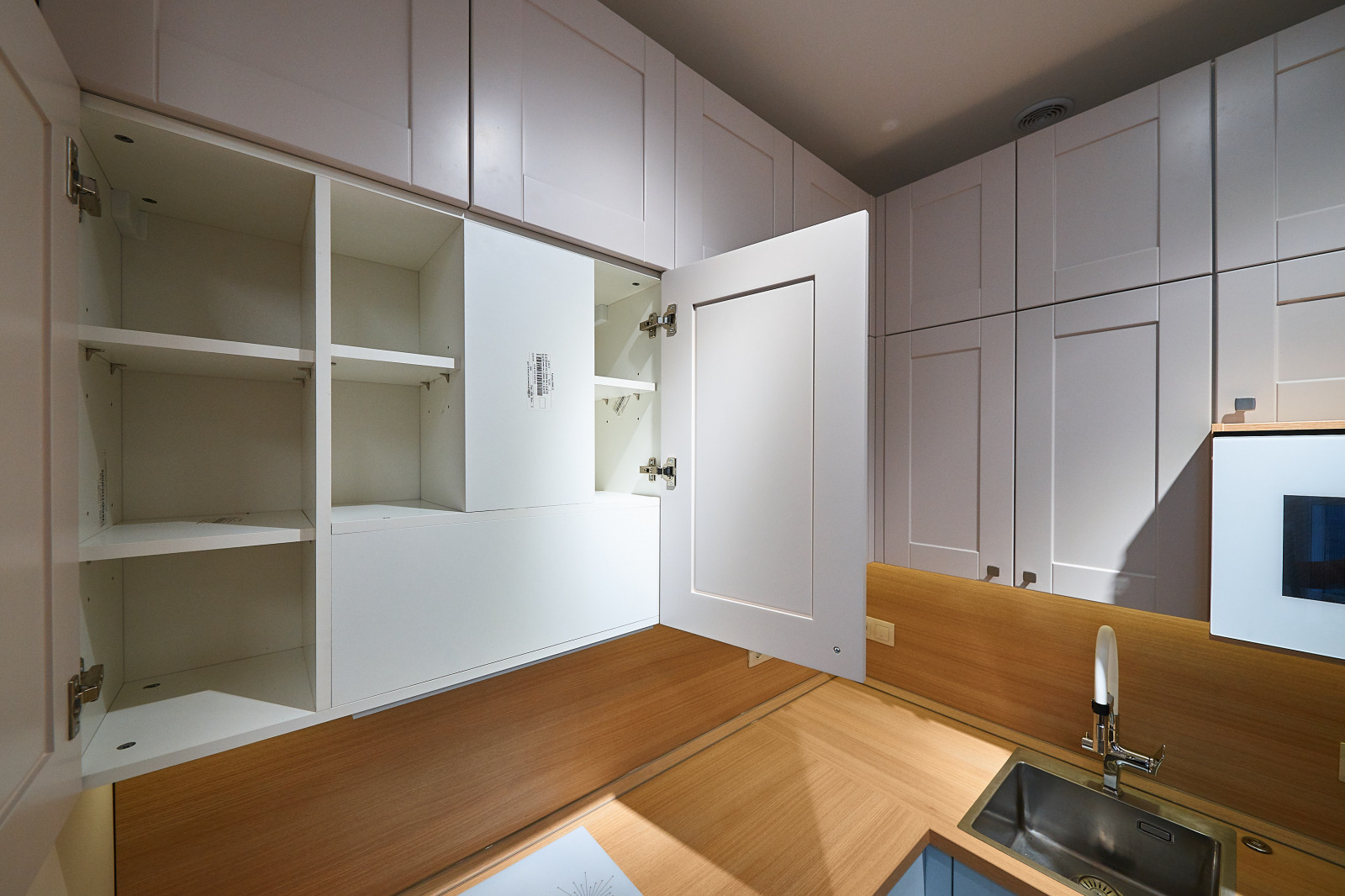 Кухня из эмали и шкаф для хранения