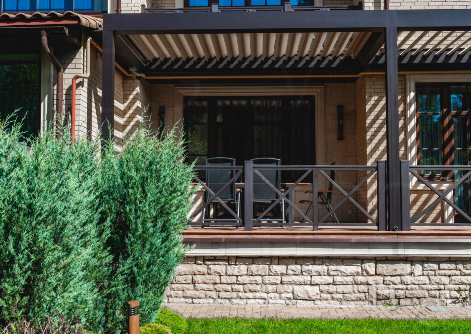 Обложка проекта: Биоклиматическая пергола Renson Camargue