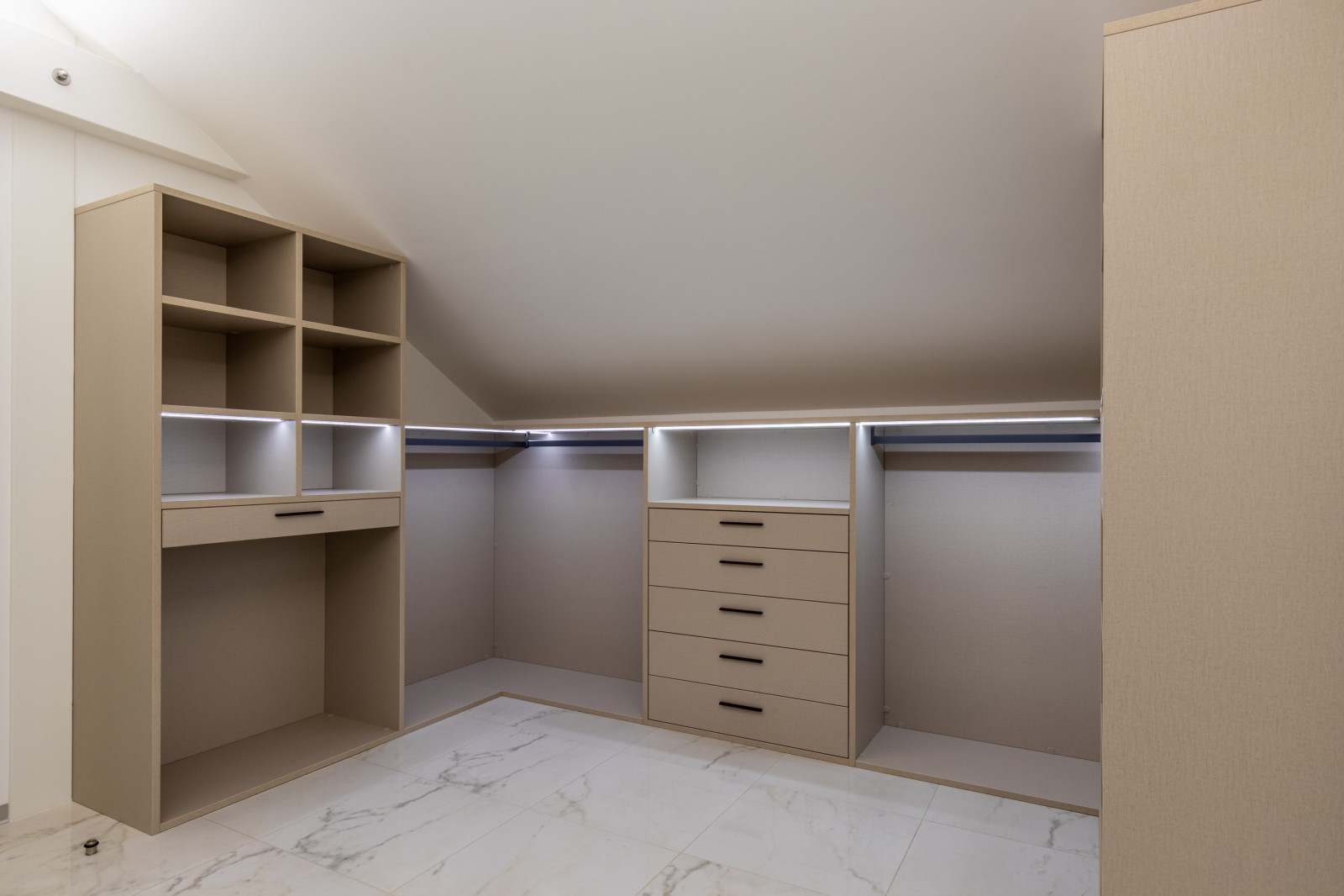 Гардеробная APPERIA на мансарде