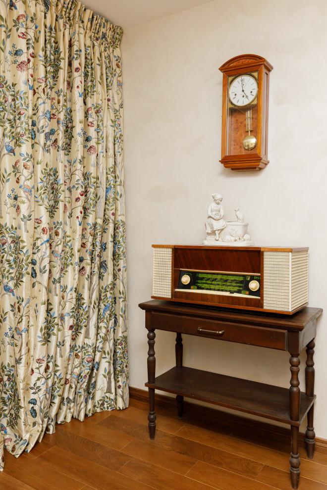 Обложка проекта: Шторы в гостиную наполненную историческими деталями