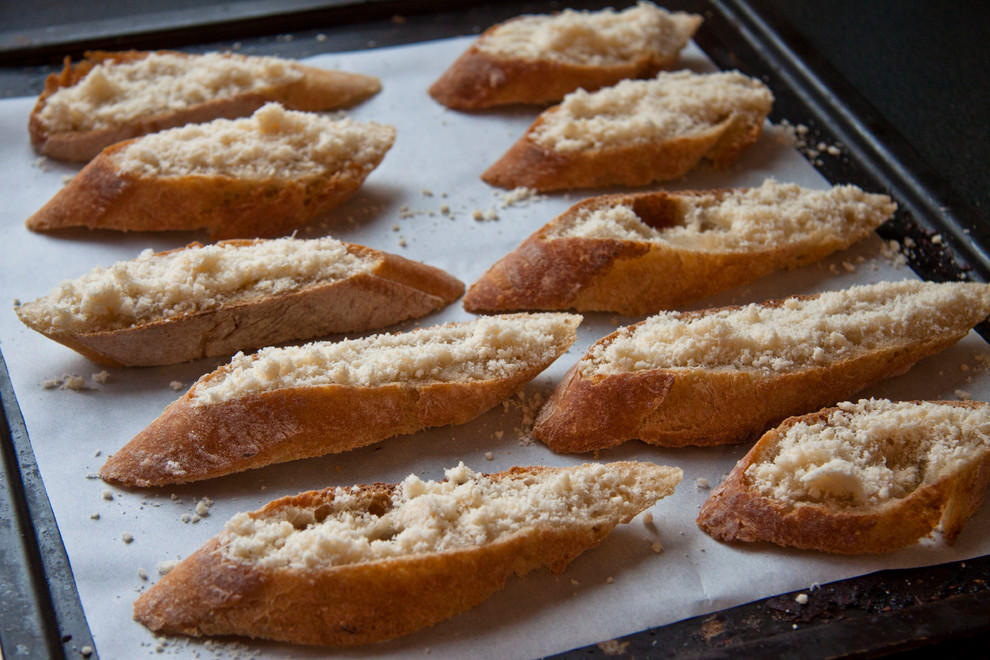 Рецепт: Антипохмельная брускетта с тартаром и яйцом