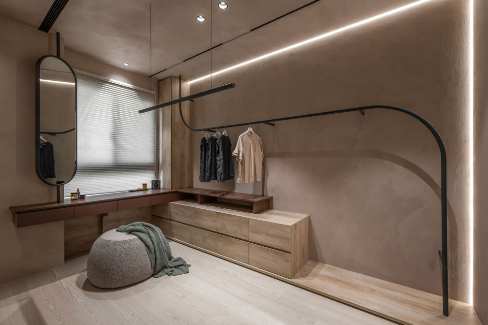 Современная спальня с гардеробной: декоративная штукатурка с эффектом арт-бетон