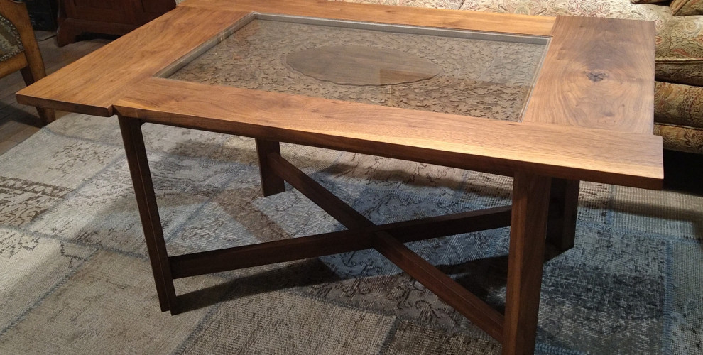 Журнальный столик с восточным артефактом