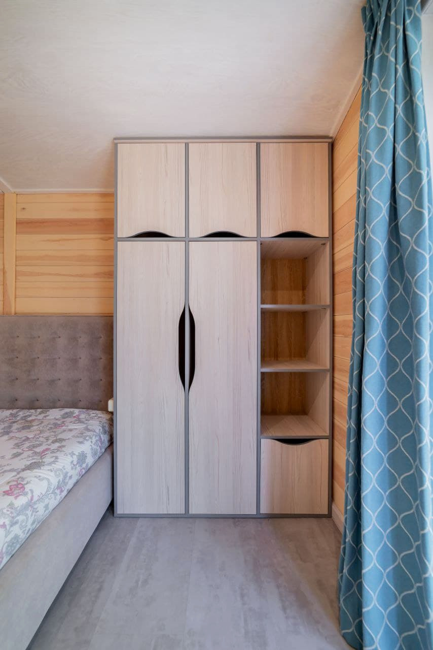 Мебель для спальни с подвесным столиком в загородный дом