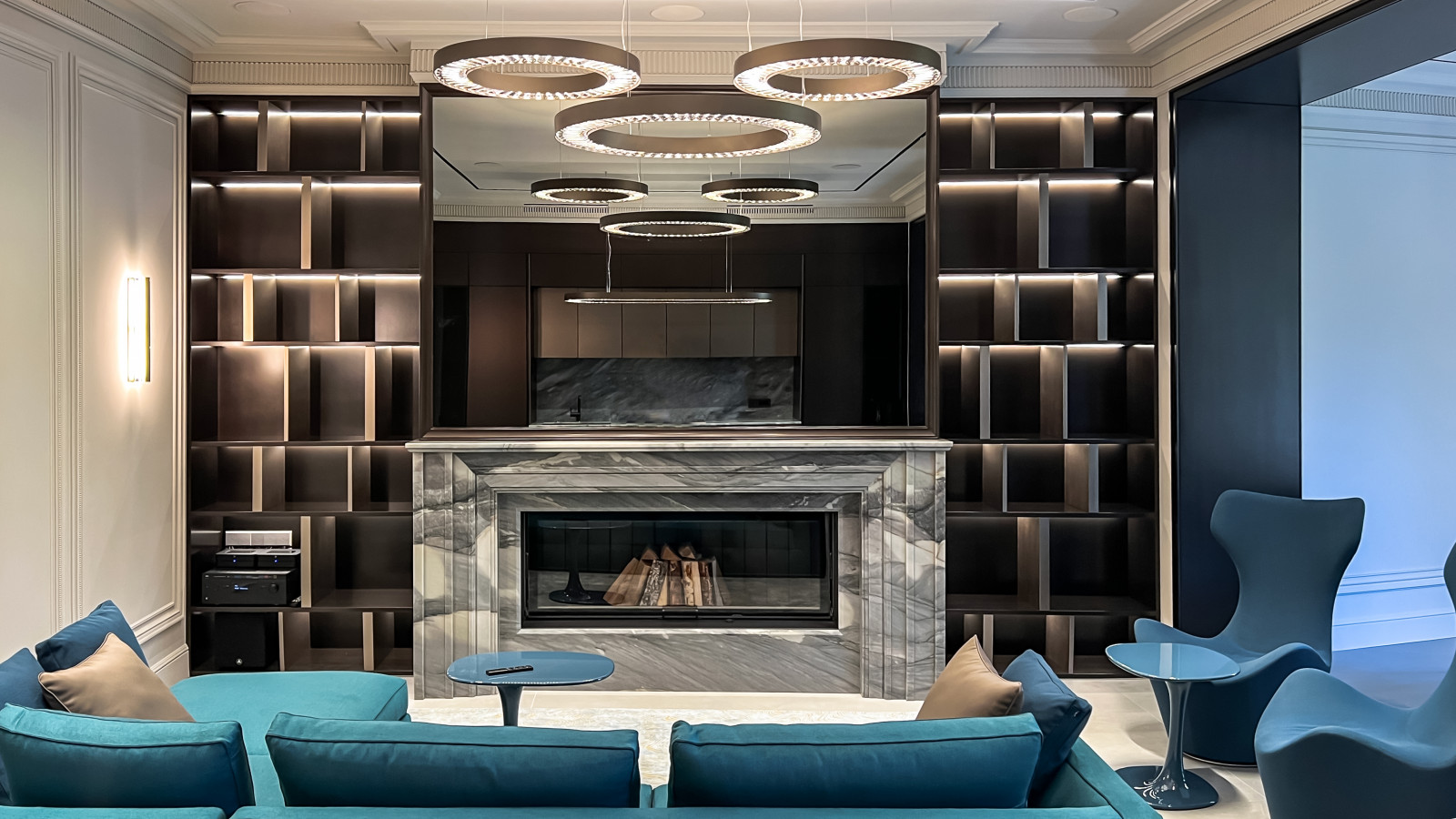 Зеркальный телевизор над камином