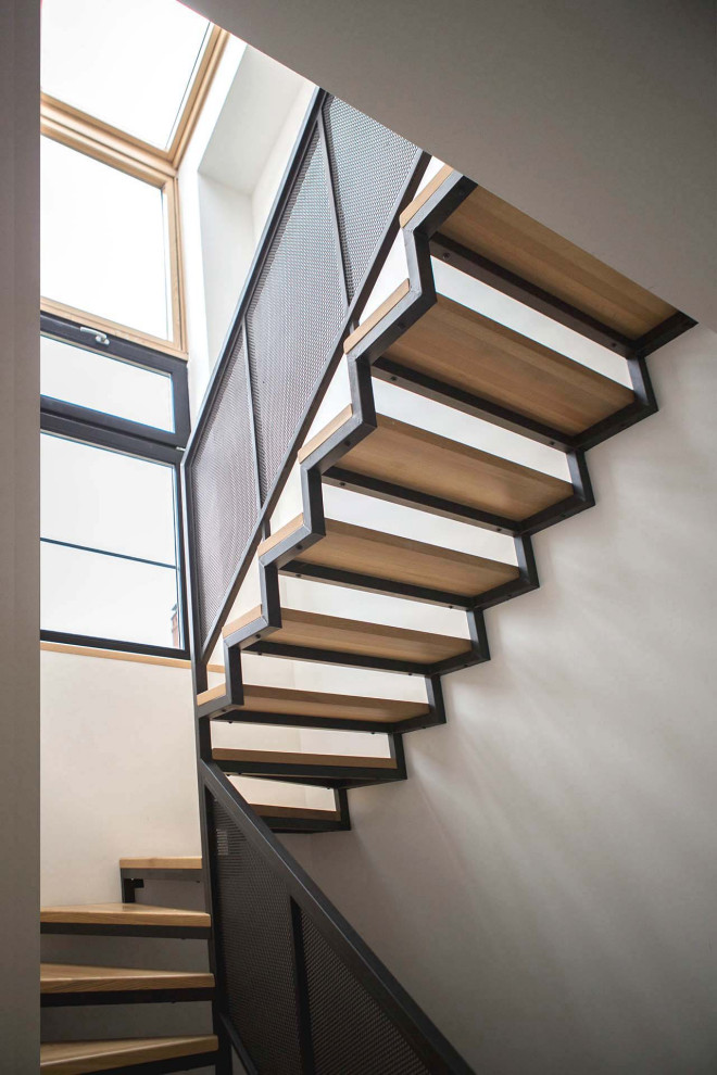 Вид на лестницу с первого этажа