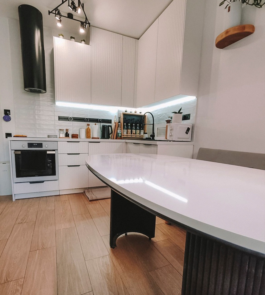 Компактная кухня  с Crystal Absolute White от Technistone.