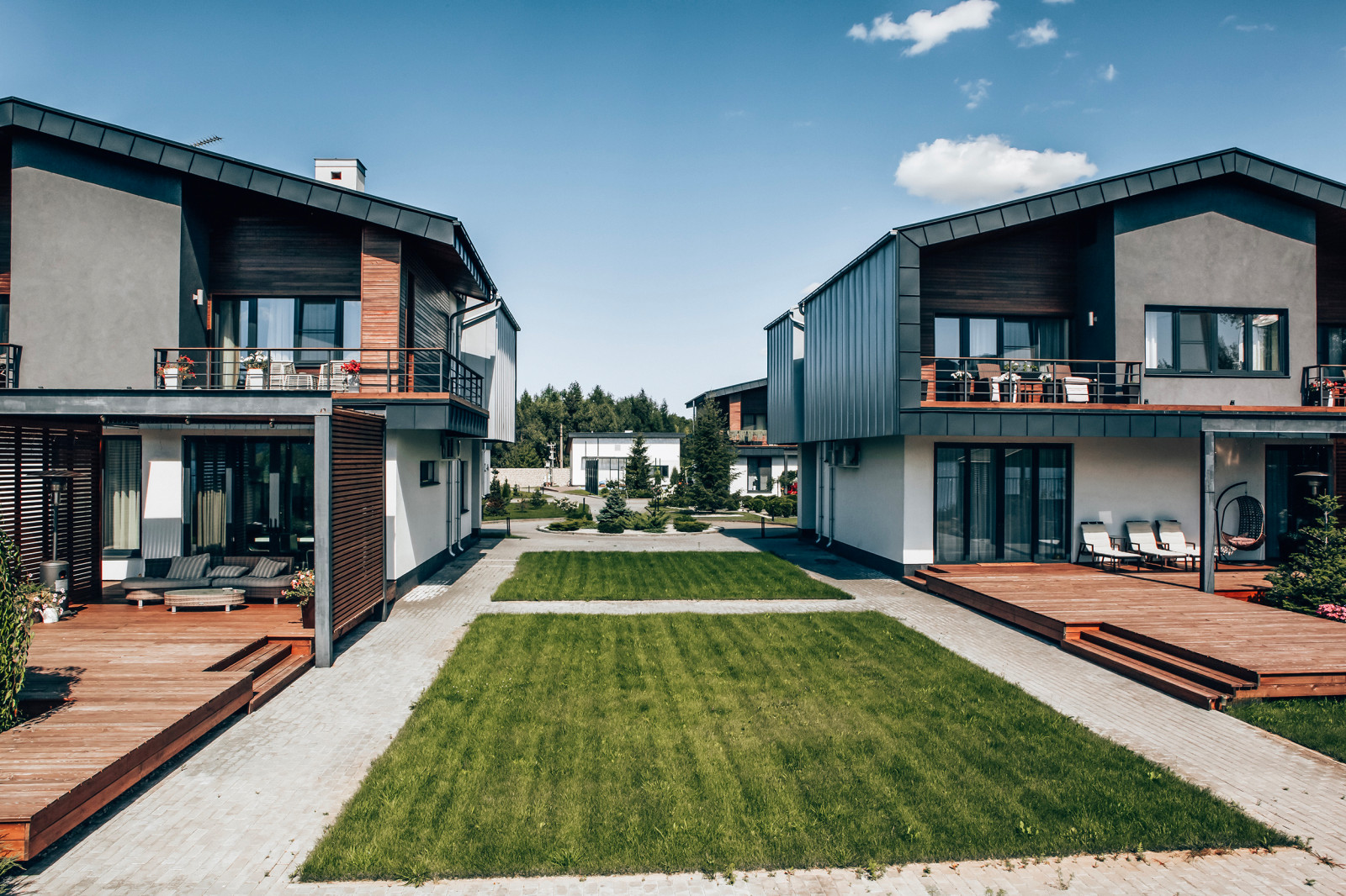 Вид на коттеджных поселок со стороны Волги