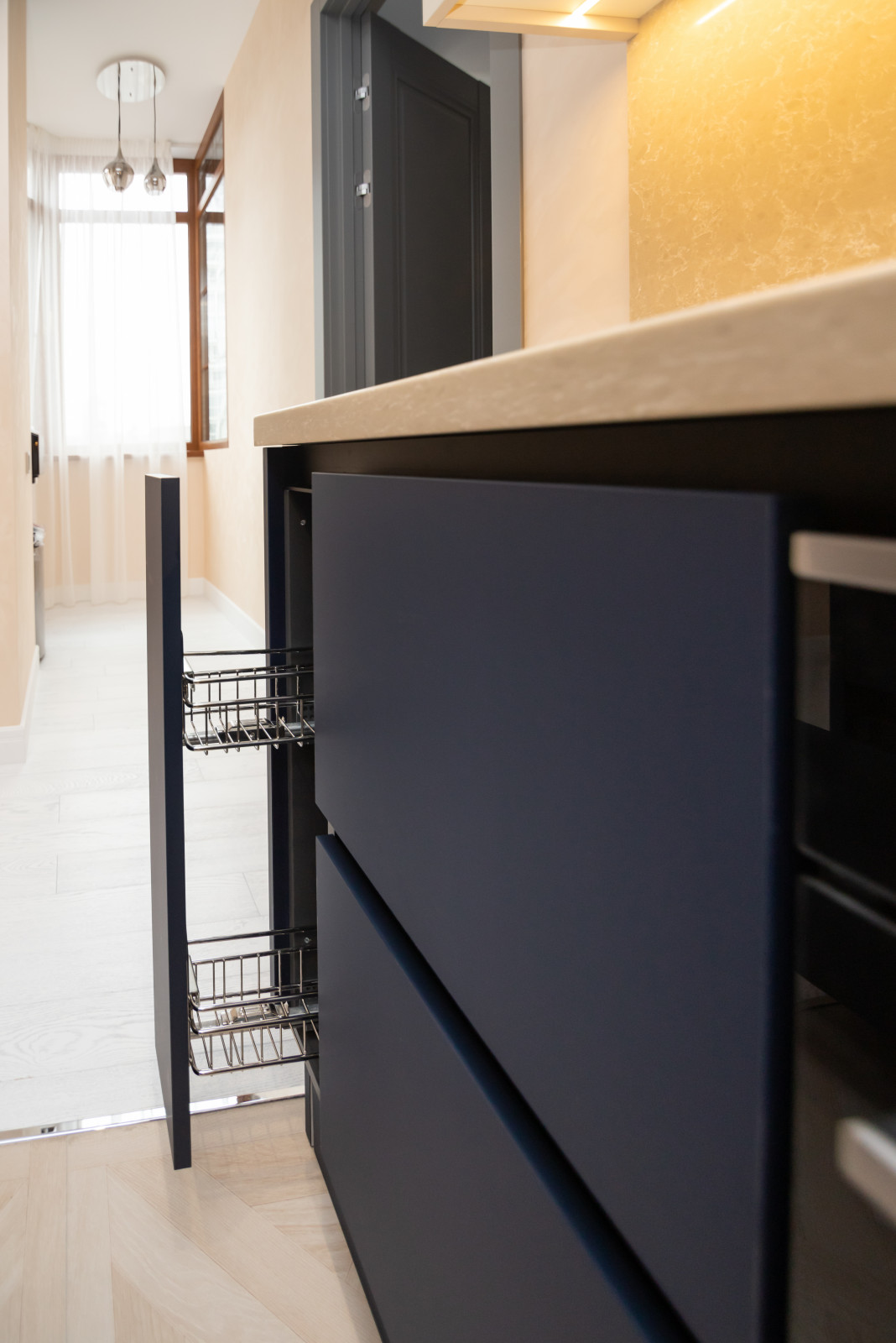 Бело-синяя кухня в современном стиле