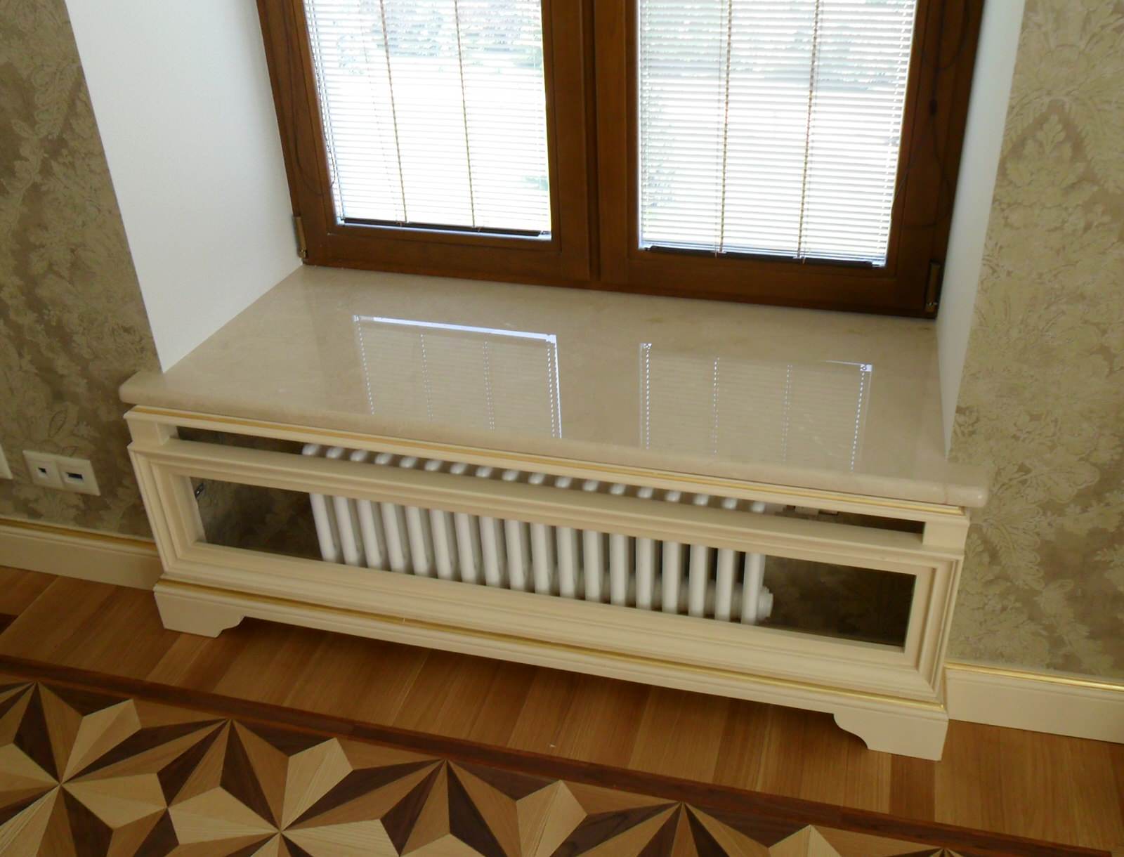 Лестница,подоконники, столешница из испанского мрамора Крема марфил.