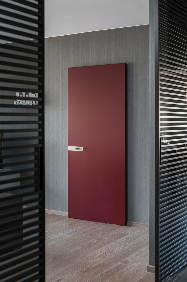 Яркий серый