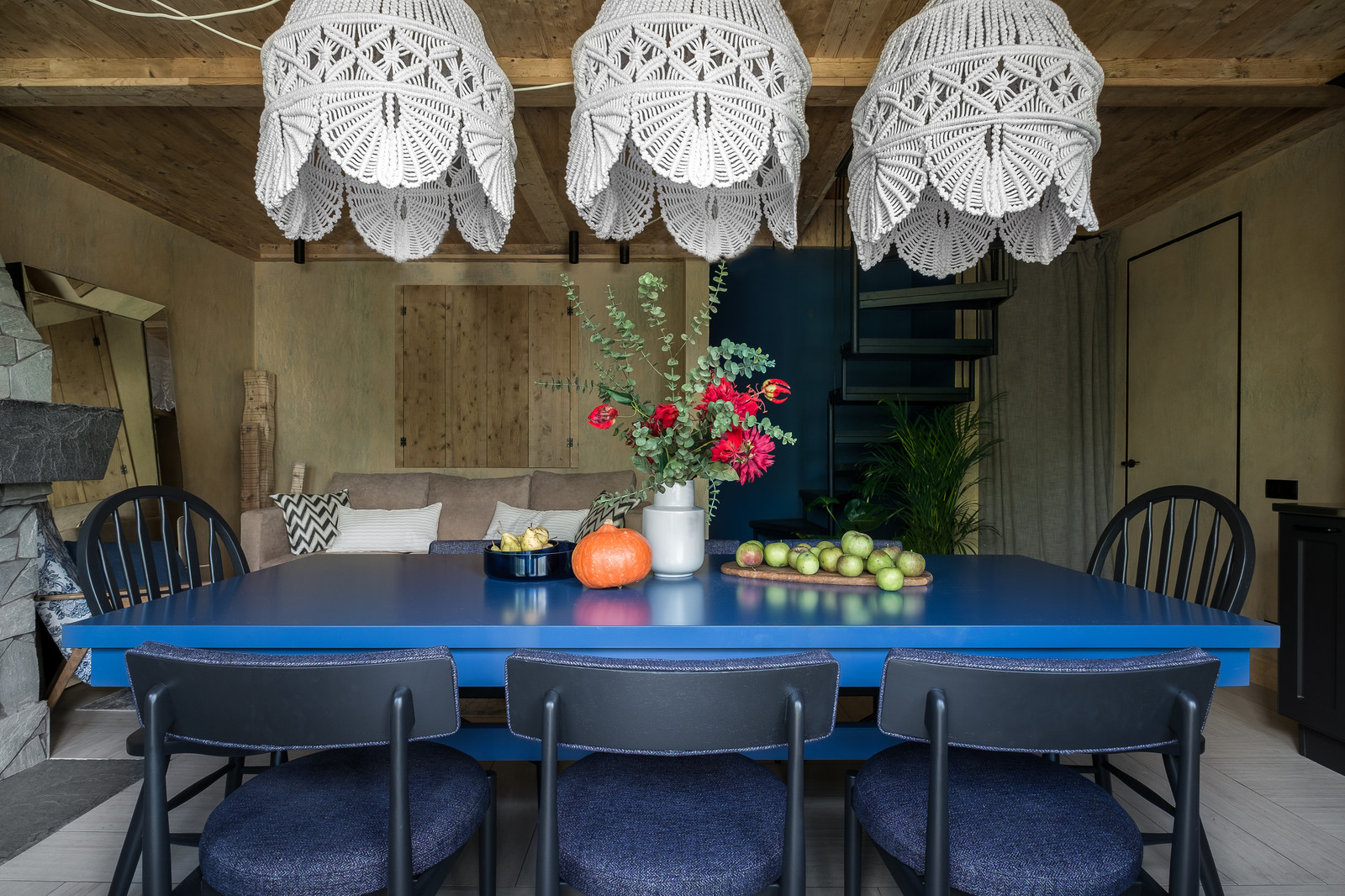 Кухня-гостиная в сланце и кружевах