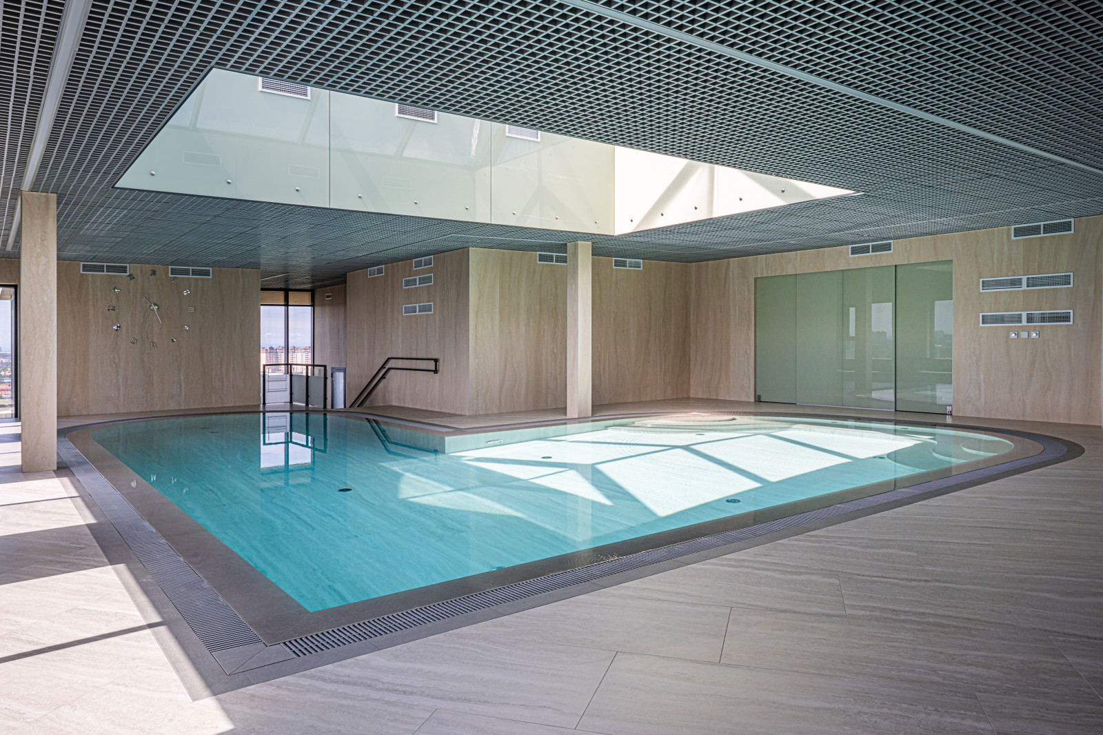 Обложка проекта: Плавательный бассейн на 17 этаже жилого здания