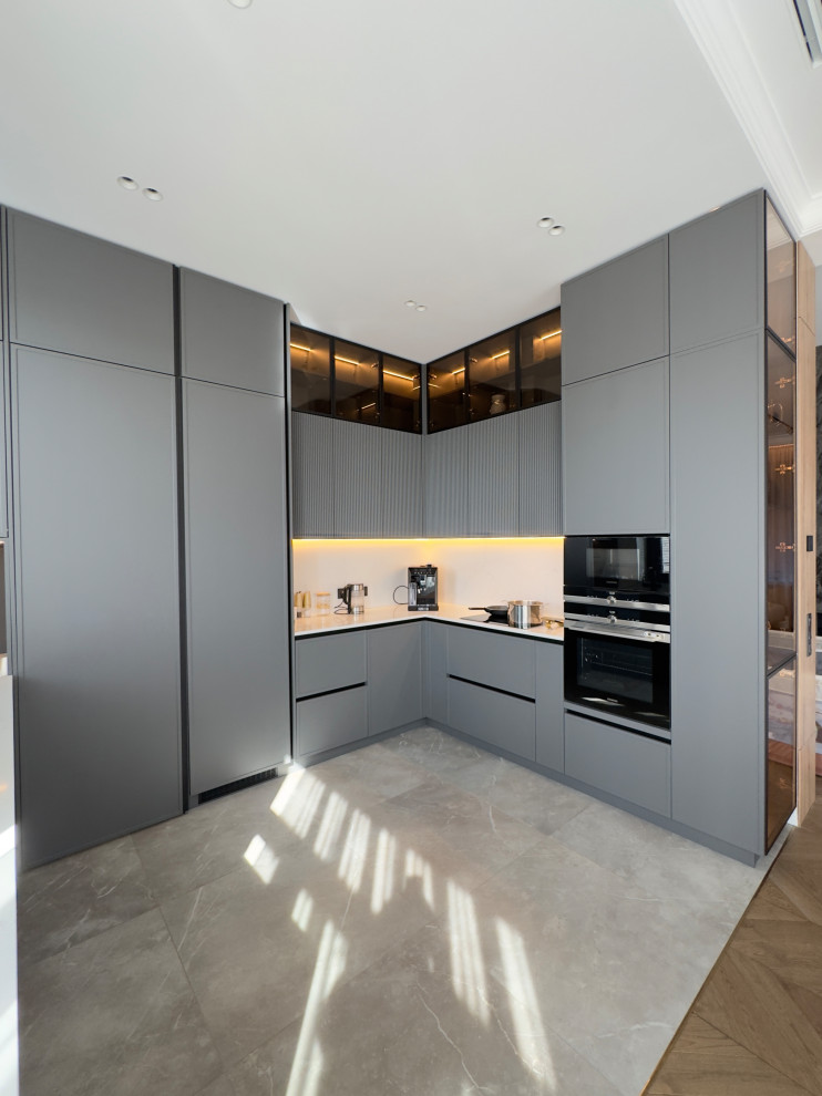 Кухня с кладовой в загородном доме