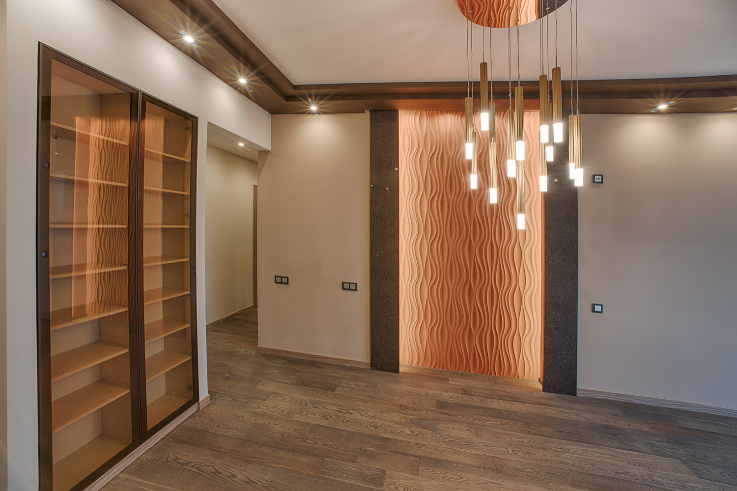 Гостиная по дизайн-проекту. Дерево с зеркальным фоном.