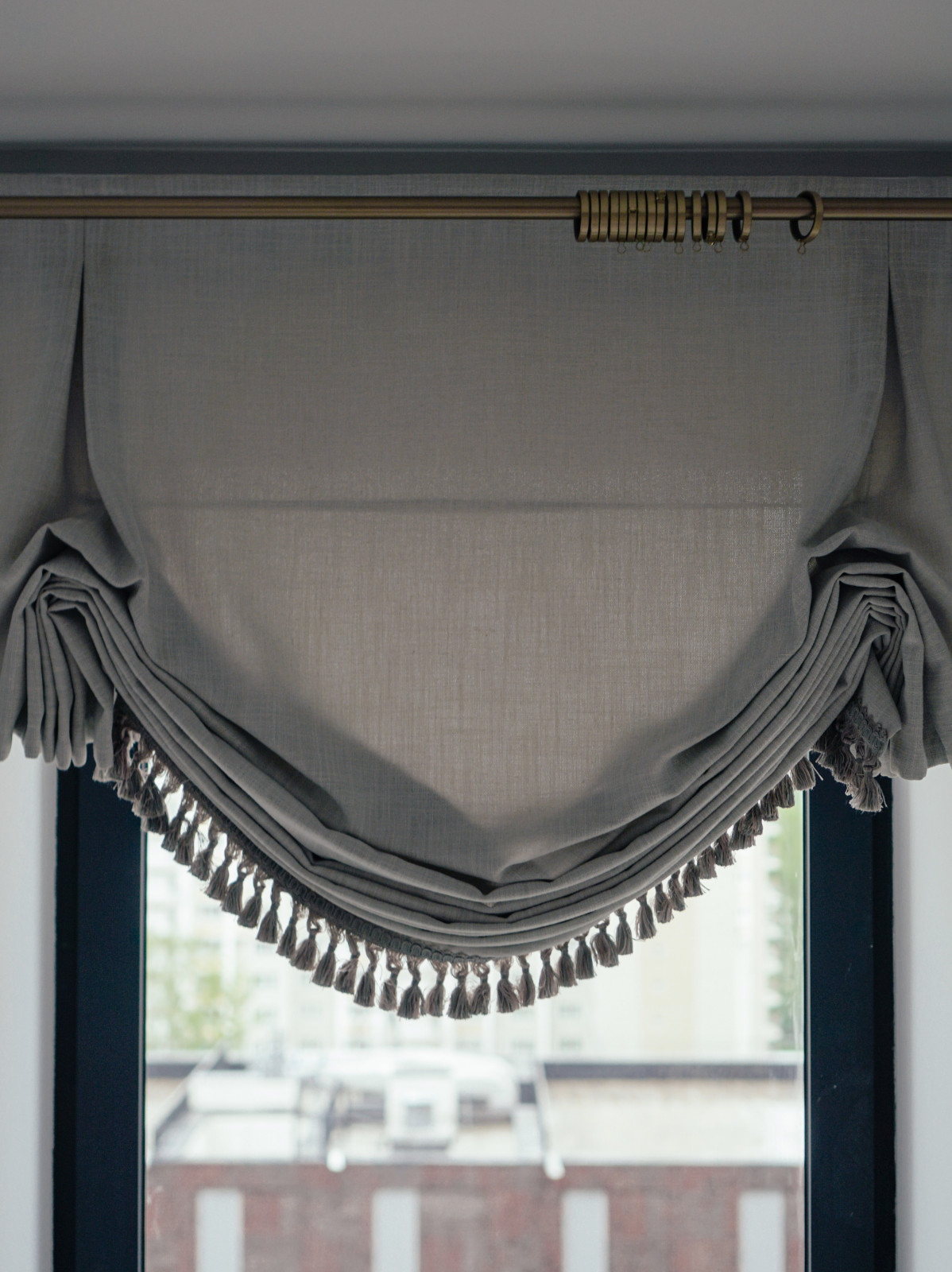 Спальня. Декоративная австрийская штора