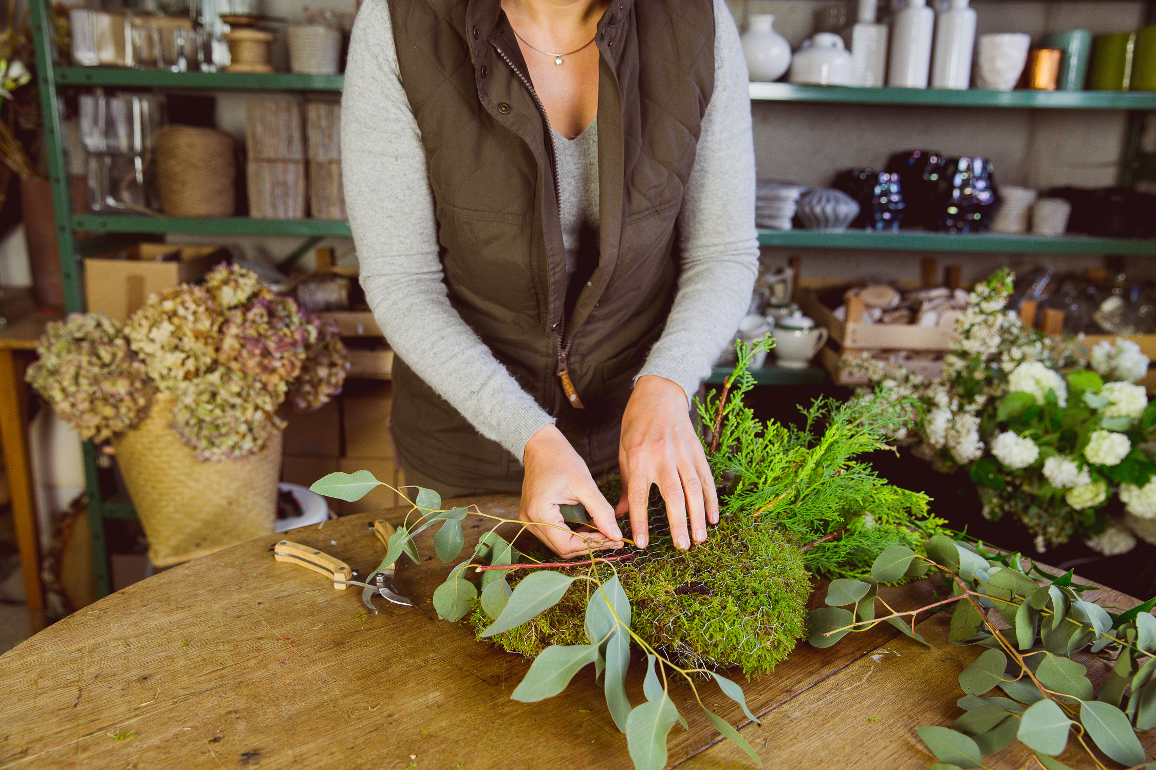 Своими руками: Композиция изо мха и цветов
